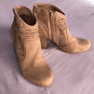 Me Too Women’s 11 Ankle Booties Tan Faux Suede Block Heel Cutout Zip Casual Boho